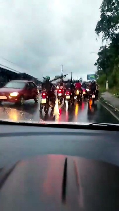 Carro derruba poste e causa grande engarrafamento na Leste-Oeste