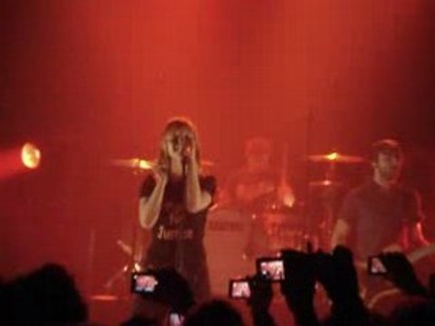 Paramore, Let the flames begin (suite)