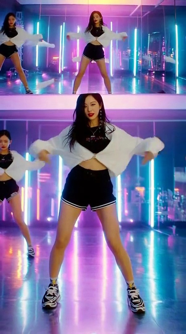 ⁣AI K-pop Day 11: White Jacket Squad 🖤 1.9s Walk + 3.0s Center Switch