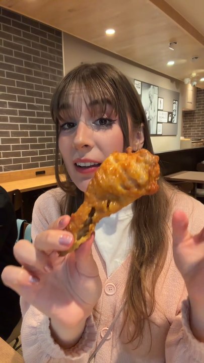 J'ai tellement entendu parler du KFC au Japon qu'il fallait que je teste mais j'avoue que je suis resté sur ma faim (mentalement pas physiquement, physiquement jpp)#kfc #kfcjapon #crastestfood #nourriturejaponaise #visitjapanfr