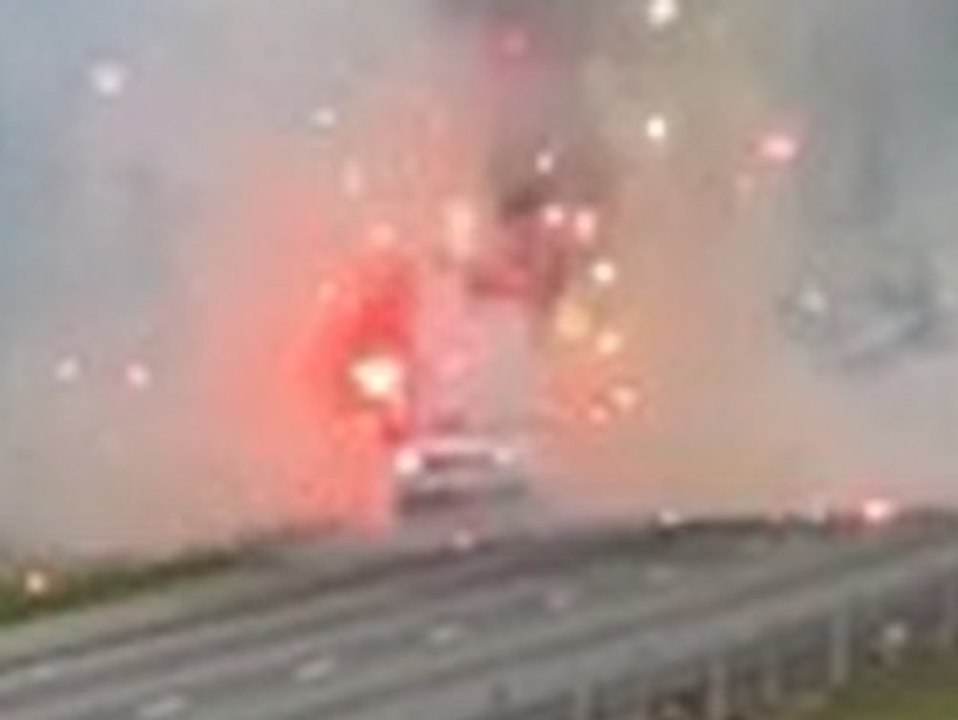 Pyroshow auf der Straße: Pick-up mit Feuerwerkskörpern gerät in Brand