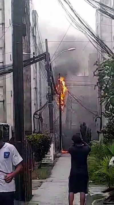 Fiação pega fogo e assusta moradores de condomínio em Maceió