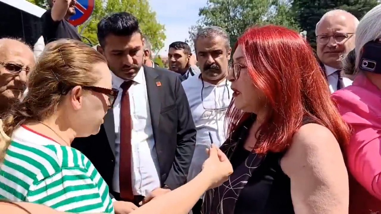 CHP grup toplantısı öncesi Meclis önünde iki kadın arasında 'hain' tartışması