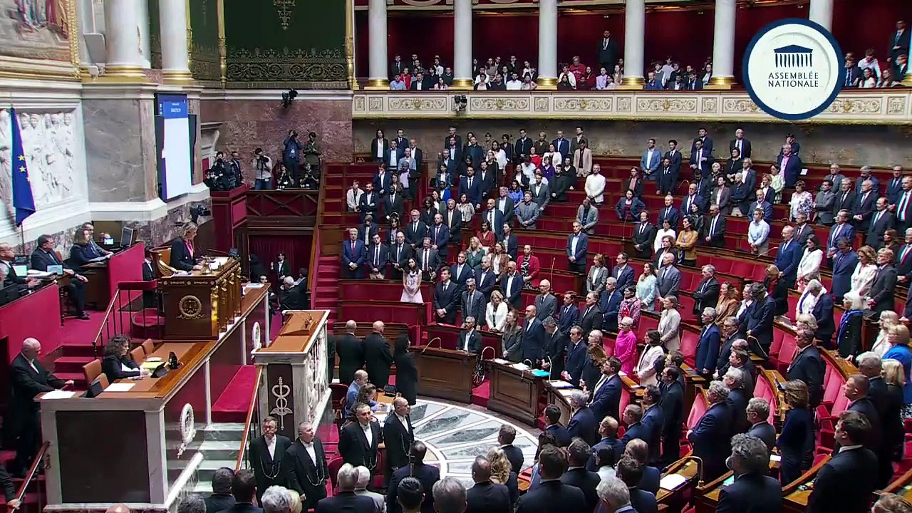 Regardez la minute de silence observée à l'Assemblée en hommage à la jeune Lyhanna : Tous les députés se sont levés pour un hommage historique