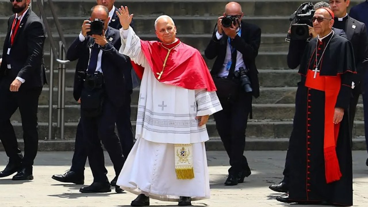El Papa León XIV lee parte de su discurso en catalán desde la Catedral de Barcelona