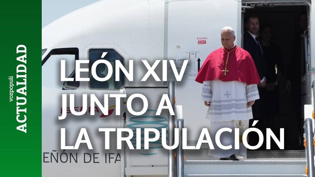 LEÓN XIV, cercano con la tripulación de su vuelo a BARCELONA