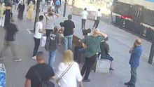 Fatih'te 6 yaşındaki çocuk raylara düşüp tramvayın altında kalarak öldü; panik anları kamerada