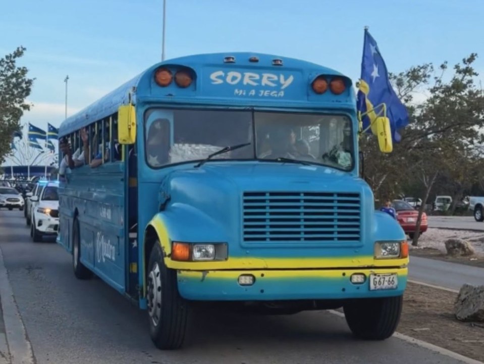 Kurioser wm-auftritt: curacao reist im alten schulbus an