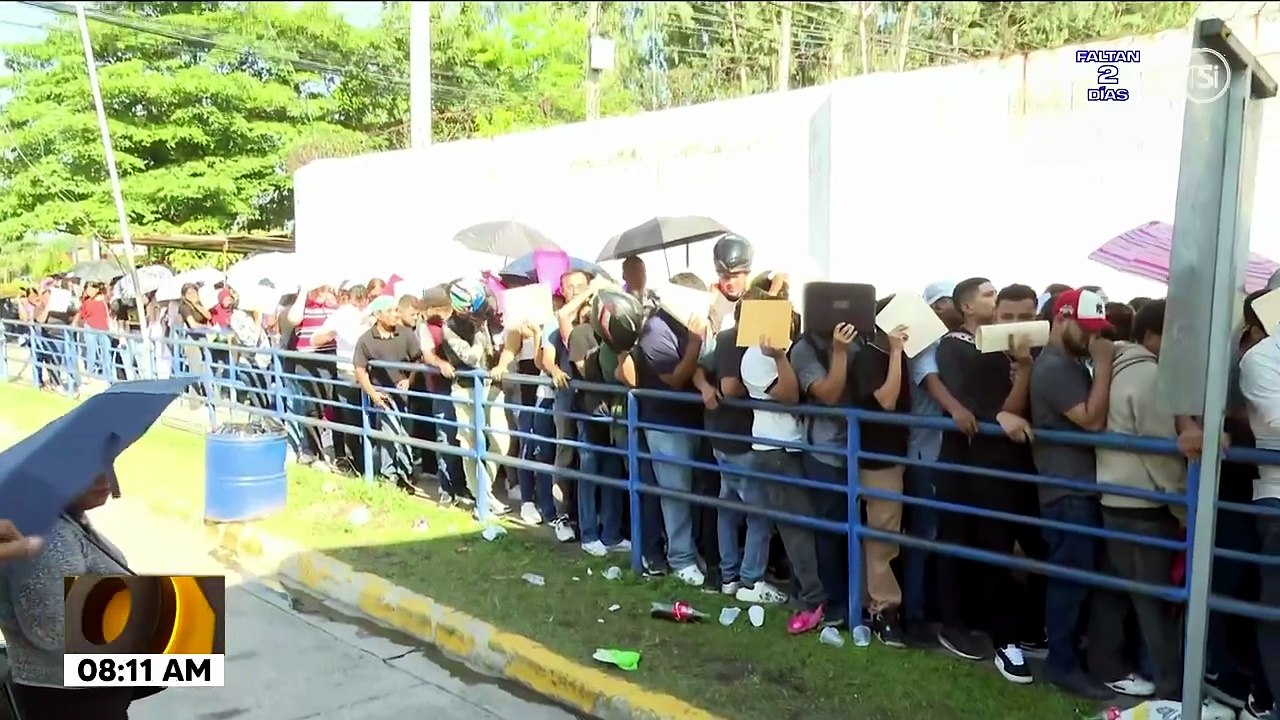 Jóvenes hacen largas filas en busca de empleo en maquilas de la zona norte