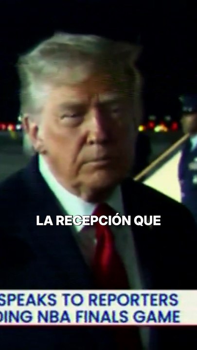 Trump hace oídos sordos a los abucheos recibidos durante el partido de baloncesto de los Knicks.