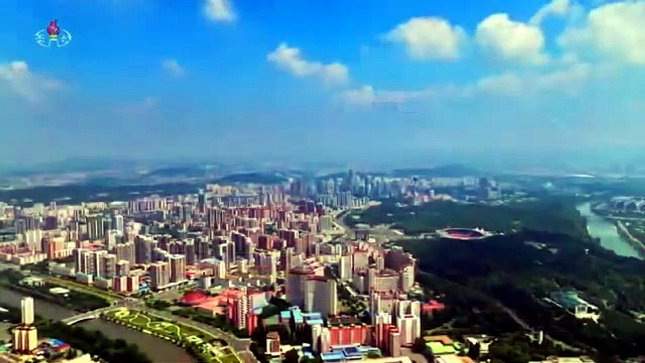 Chega a Pyongyang o camarada Xi Jinping, Secretário-Geral do Comitê Central do Partido Comunista da China e Presidente da República Popular da China
