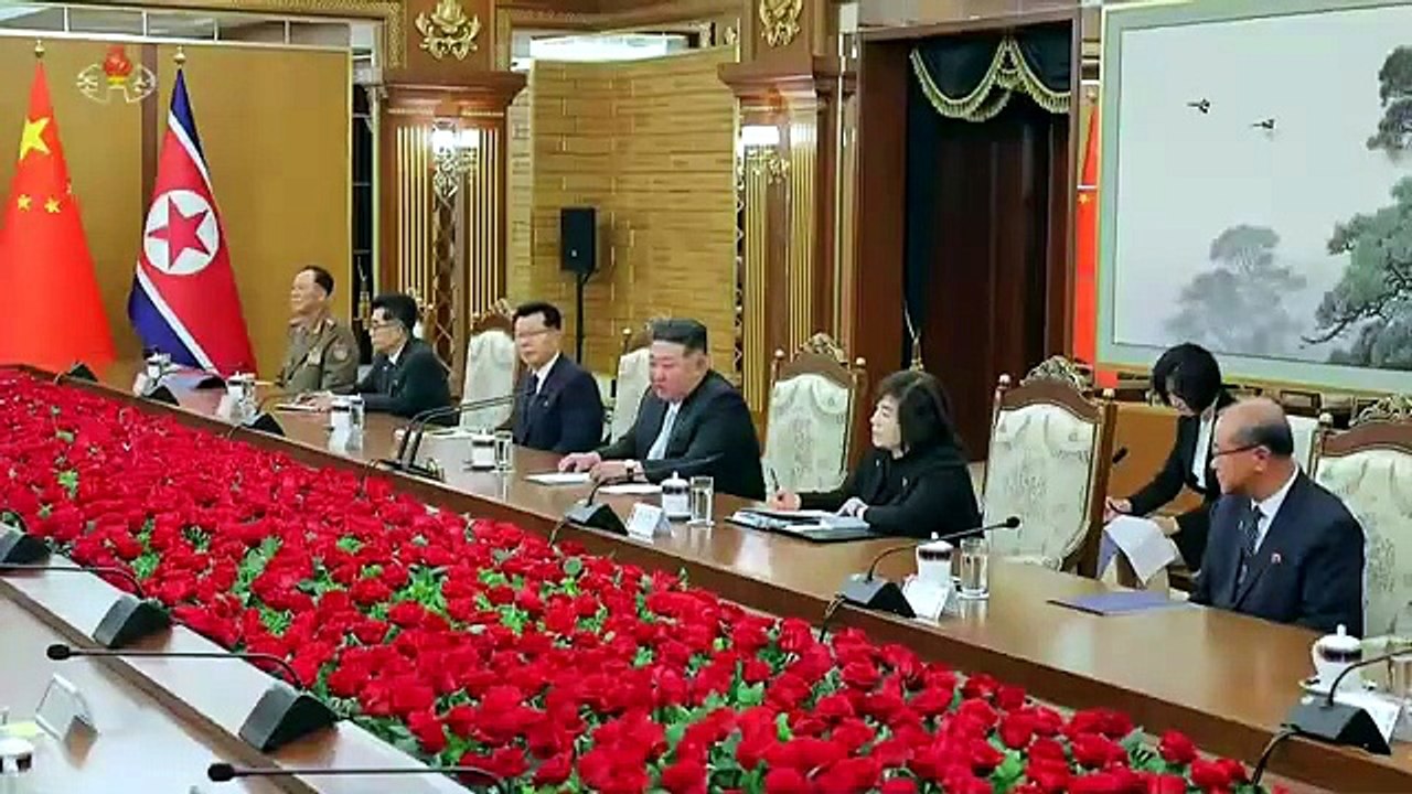 O camarada Kim Jong Un, Secretário-Geral do PTC e Presidente de Assuntos Estatais da RPDC, conversa com o camarada Xi Jinping, Secretário-Geral do Comitê Central do PCCh e Presidente da RPCh
