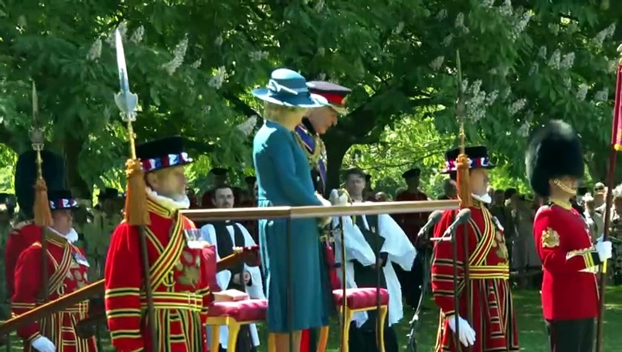 King presents new colours to Grenadier Guards