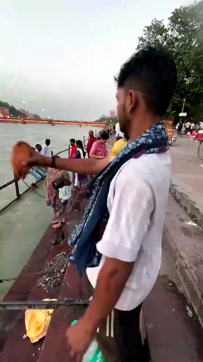 🎣🎯 Un jeune garçon impressionne par son habileté à estimer les distances pour la pêche et atteindre ses cibles avec une étonnante précision. 👏🔥