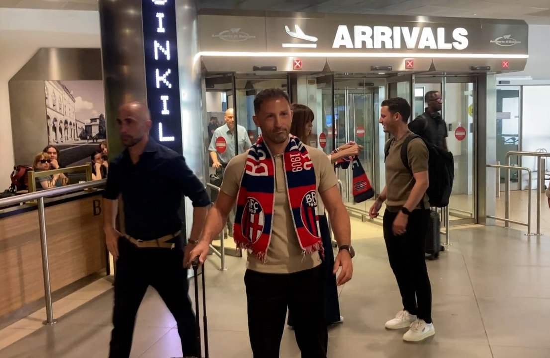Bologna abbraccia il suo nuovo allenatore: guarda l'arrivo di Domenico Tedesco