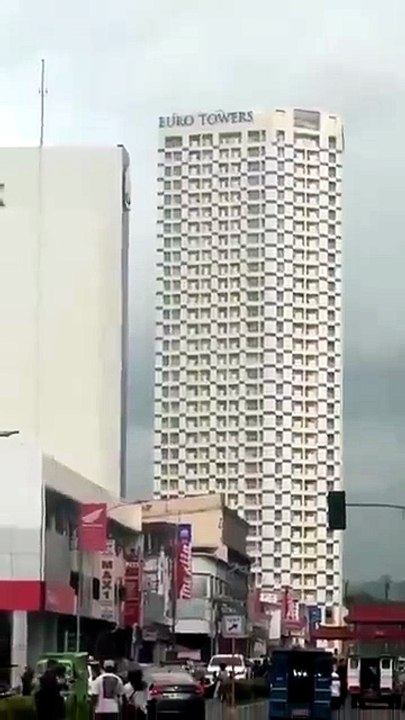 🏢🌎 Un immeuble de 36 étages s’est fortement balancé après le séisme de magnitude 7,8 qui a frappé le sud des Philippines hier. 😱⚠️🌋