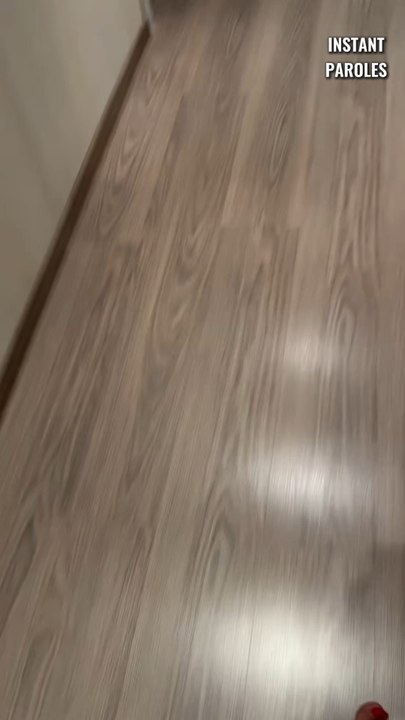 Ce petit garçon découvre une surprise inattendue en entrant dans cette chambre