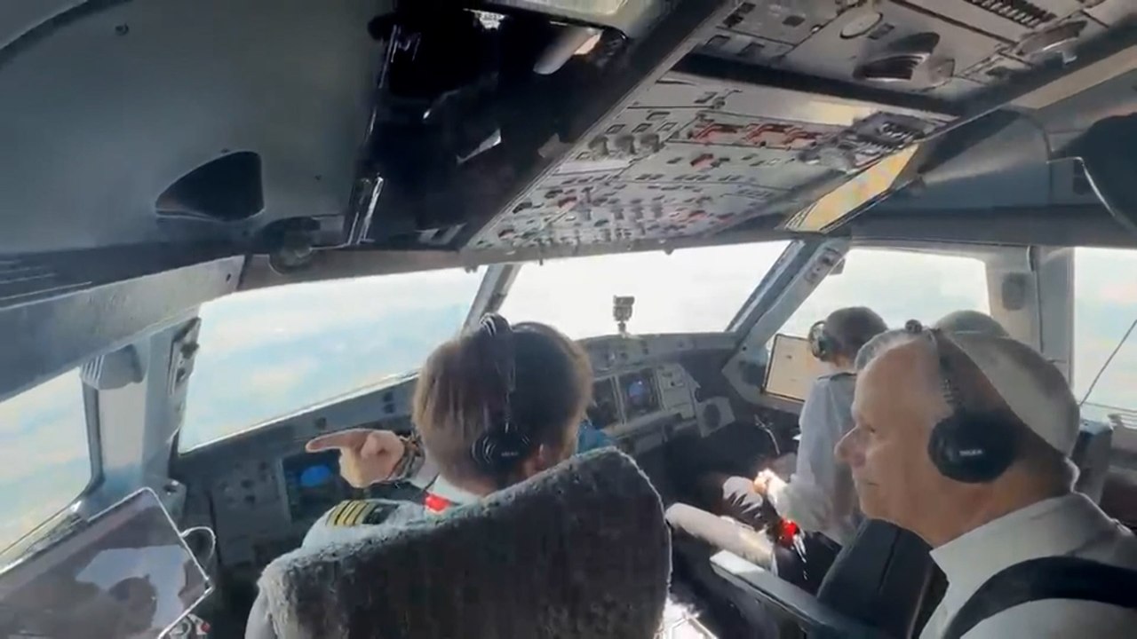 El Papa bromea sobre fútbol con los pilotos del avión: "Soy blanco, en Barcelona hay que tener cuidado"