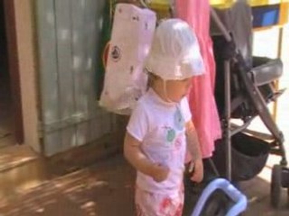 Camille joue à la dinette