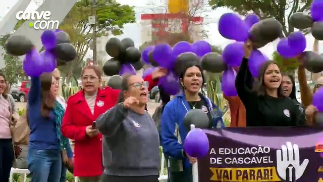 Professores protestam em frente à Prefeitura de Cascavel e cobram avanços nas negociações com o município