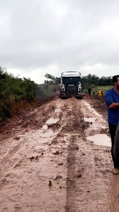 Bloqueo en san Julián persiste y lluvias complican las rutas alternas