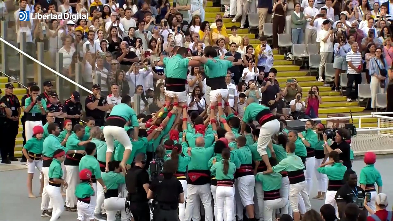 Un 'castell' inicia la vigilia del Papa en el Estadio Olímpico de Barcelona