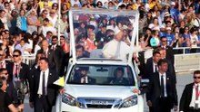Hiszpania: wieża z ludzi wita papieża Leona XIV na czuwaniu młodych w Barcelonie