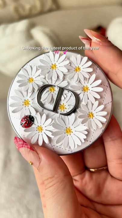 The most exquisite Dior compact 🌼✨🎀