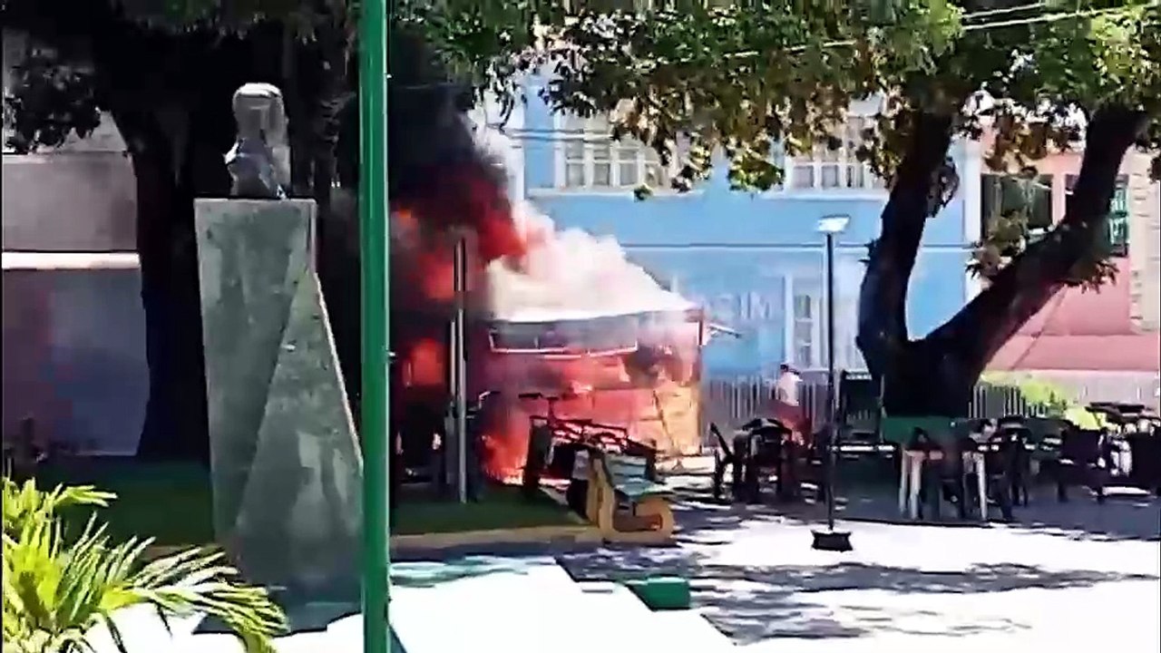Trailer de comida pega fogo