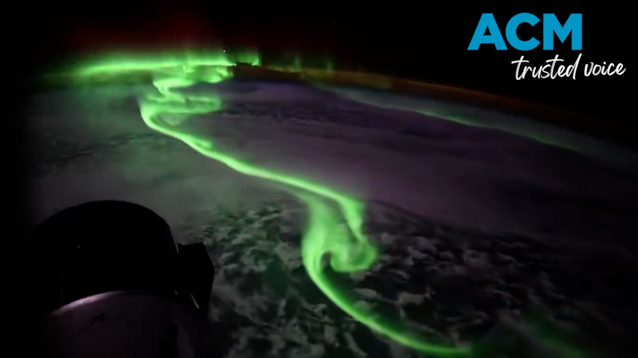 Aurora australis ‘dances’ across space