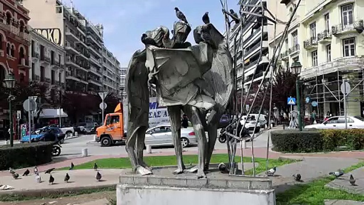 Γλυπτά της Θεσσαλονίκης«Πολίτες που διαβάζουν εφημερίδα και συζητούν»