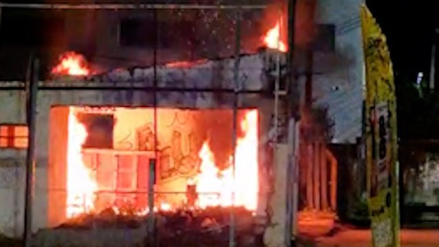 Vídeo registra chamas em imóvel abandonado no Bairro Coqueiral