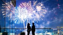 高層ビルの屋上から見る打ち上げ花火
