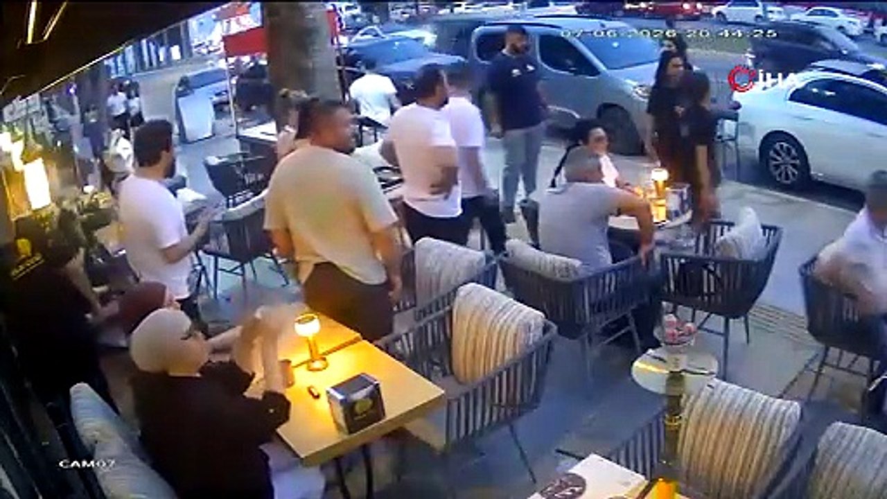 İzmir'de bıçaklanarak öldürülen 15 yaşındaki Erdem'in kafeye sığınma görüntüleri ortaya çıktı
