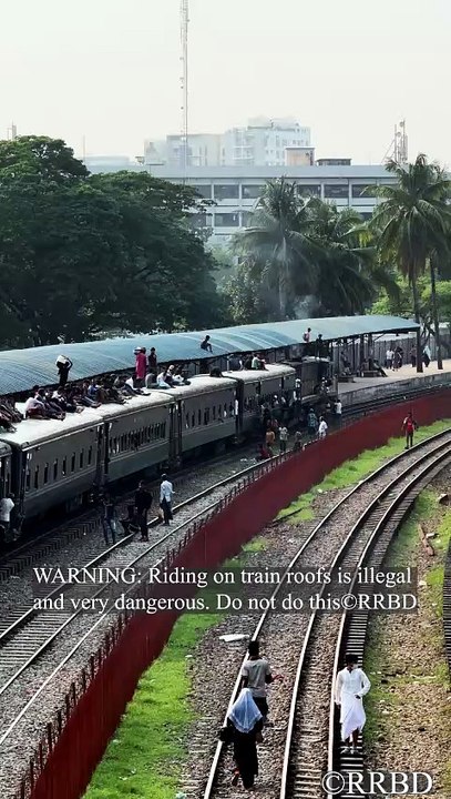 No matter the rush, never ride on roof!🛑🚂