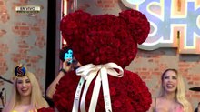 Traen costoso oso de rosas para alguna chica de 'Es Show'