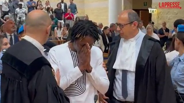 Il video della lettura della sentenza di assoluzione di Louis Dassilva: la lettura della sentenza, gli applausi in aula e lui scoppia a piangere