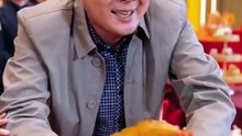 注意看！穷小子为娶拜金女，竟让认亲的亲生父母睡楼道！富豪父亲一条短信让他痛失千亿继承人资格！