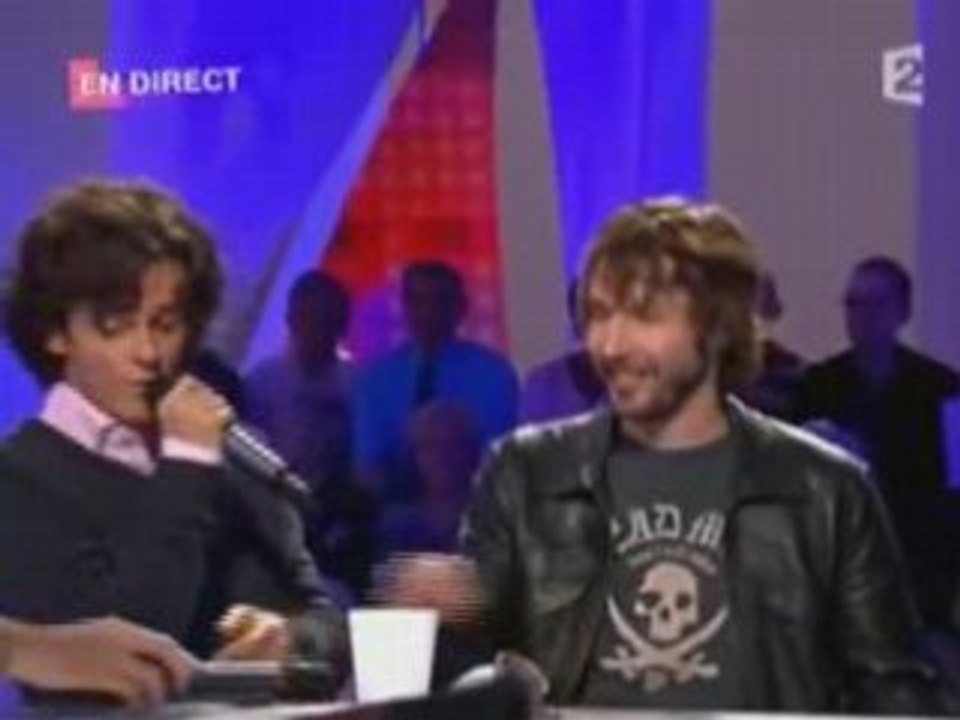 Michael Gregorio imite James Blunt devant l'artiste