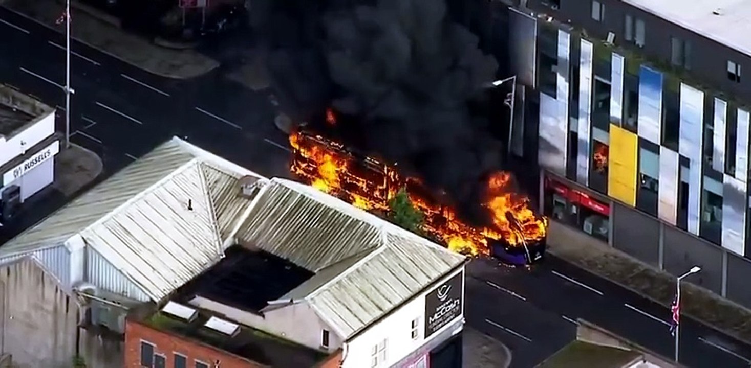 Émeutes à Belfast : Incendies et tensions après une agression violente attribuée à un Soudanais