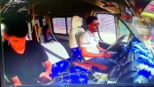 Şoförü uyuyan dolmuş, polis okulunun duvarına çarptı; işte o görüntüler!