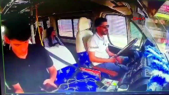 Şoförü uyuyan dolmuş, polis okulunun duvarına çarptı; işte o görüntüler!