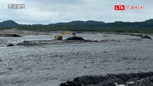 高雄暴雨濁口溪潰堤！2怪手司機受困六龜沙洲 勇消鬥激流救援成功