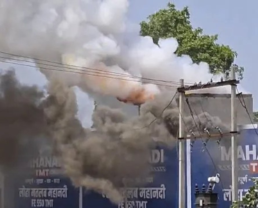 पटाखा गोदाम में लगी भीषण आग