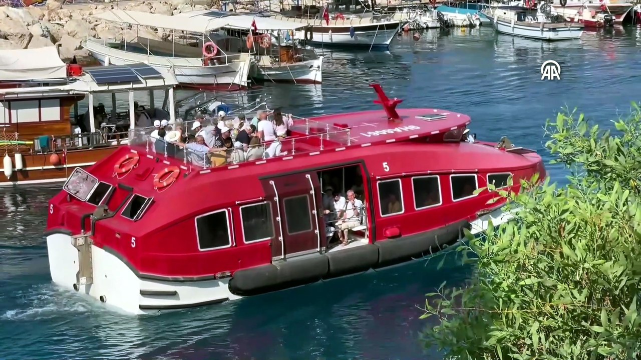 48 ülkeden 2 bini aşkın yolcu Antalya'da! Kaş'a sezonun ilk kruvaziyer gemisi geldi