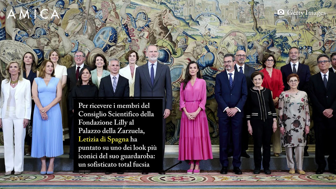 Letizia di Spagna sceglie il fucsia dalla testa ai piedi per un look d'impatto