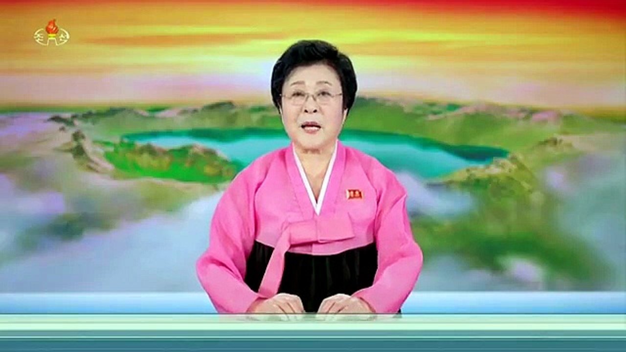Camarada Xi Jinping, Secretário-Geral do Comitê Central do Partido Comunista da China e Presidente da República Popular da China, deposita cesto de flores diante da Torre da Amizade