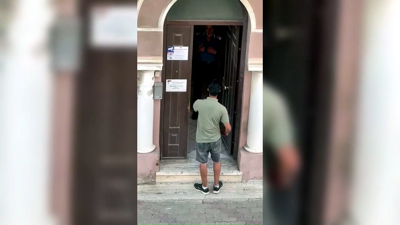 Venturina, aggredisce carabiniere sulla porta della caserma: i pugni e l'arresto in diretta