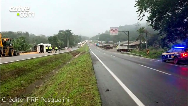 Carreta carregada com soja tomba na BR-277 e interdita pistas sentido Paranaguá