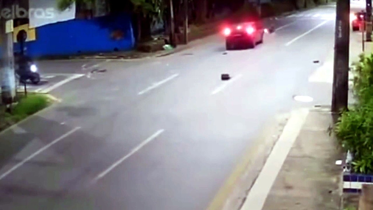 Vídeo passageira cai de moto por aplicativo e é atropelada por carro segundos depois